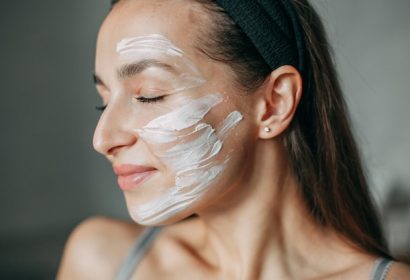 brunette-woman-30-years-old-with-cream-her-face_533042-83